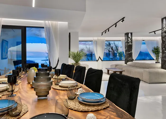 Black With Cave Heated Pool فيلة