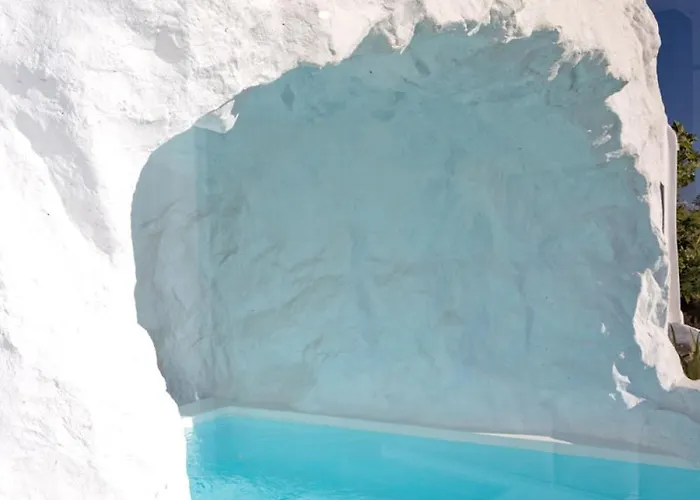 Black With Cave Heated Pool فيلة