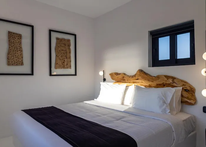 Black With Cave Heated Pool فيلة