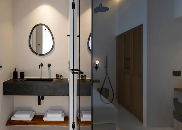 Black With Cave Heated Pool فيلة *