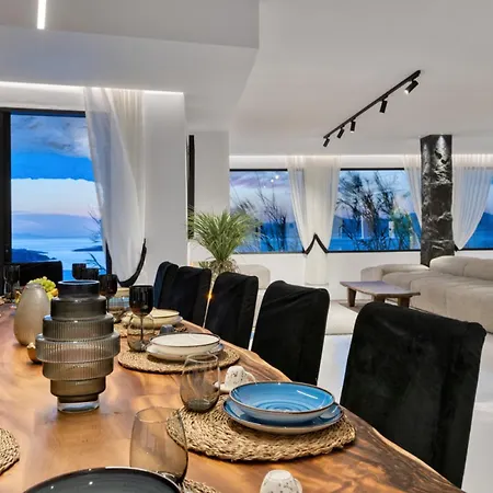 Black With Cave Heated Pool וילה