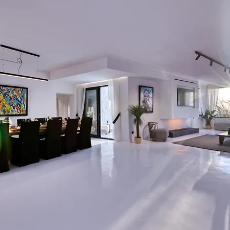 וילה Black With Cave Heated Pool *